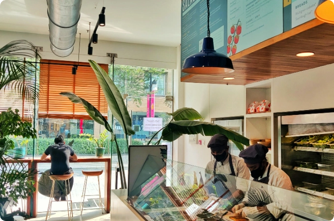 dueño de restaurante estudiando datos