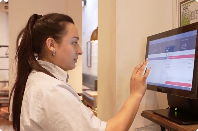 camarera usando tea connection en Chile