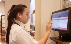 camarera usando tea connection en Chile