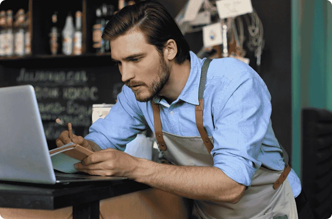 hombre usando laptop en resaurant