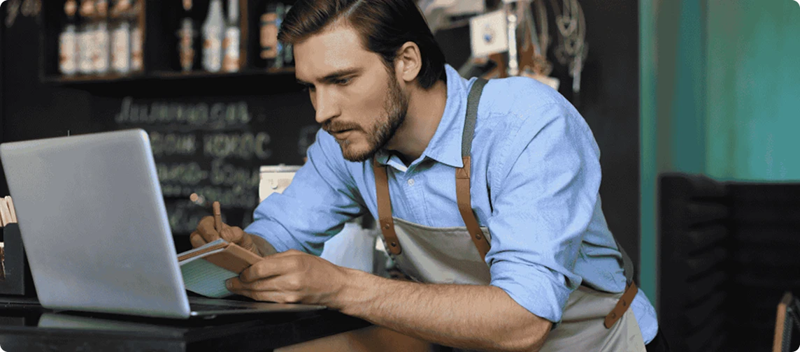 hombre usando laptop en resaurant