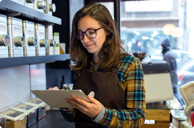 mujer usando tablet en cafeteria
