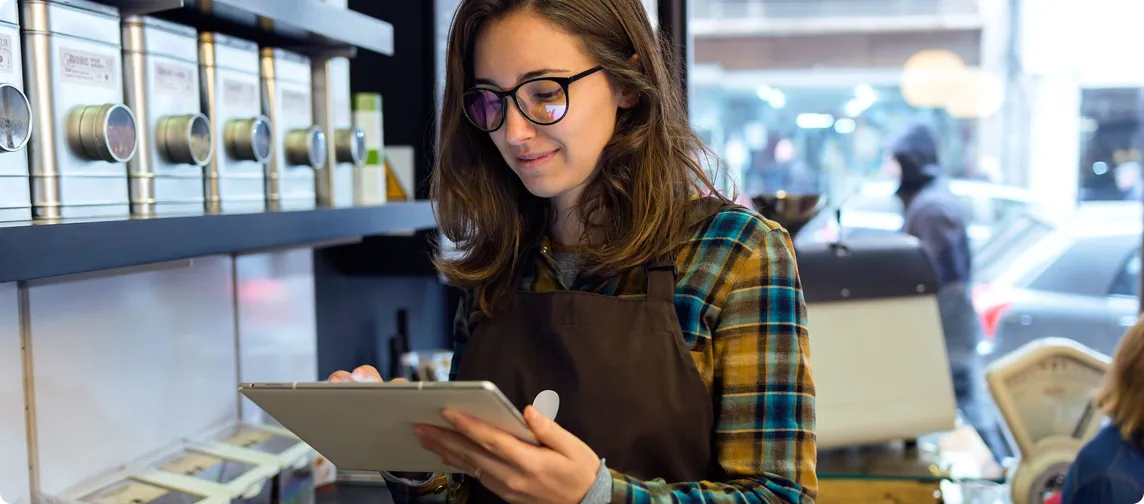 mujer usando tablet en cafeteria