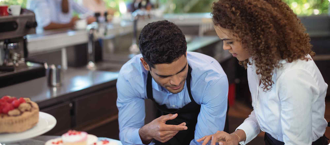 meseros leyendo tablet en restaurant