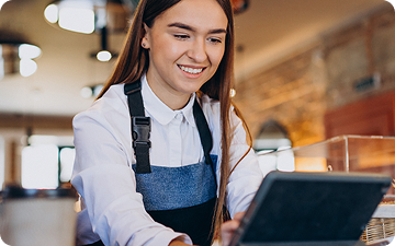barista mujer usando un sistema pos para restaurantes