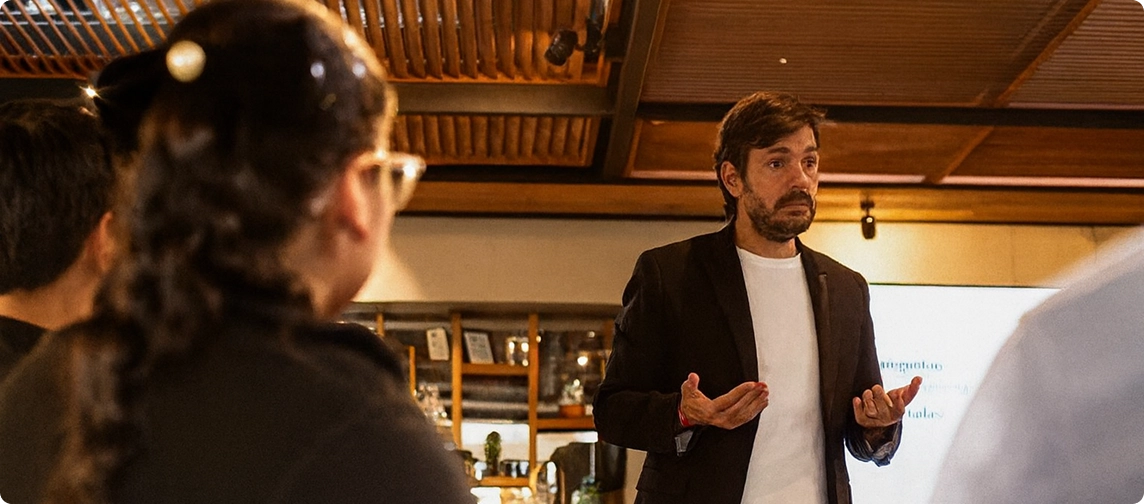 rafael rincon dando una charla