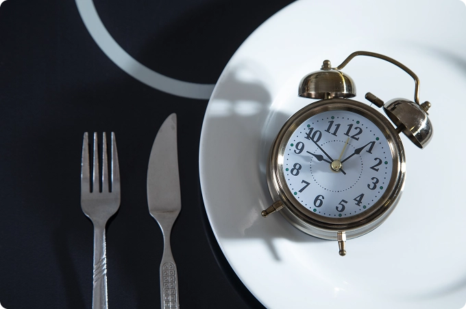 plato con tenedor cuchillo y despertador