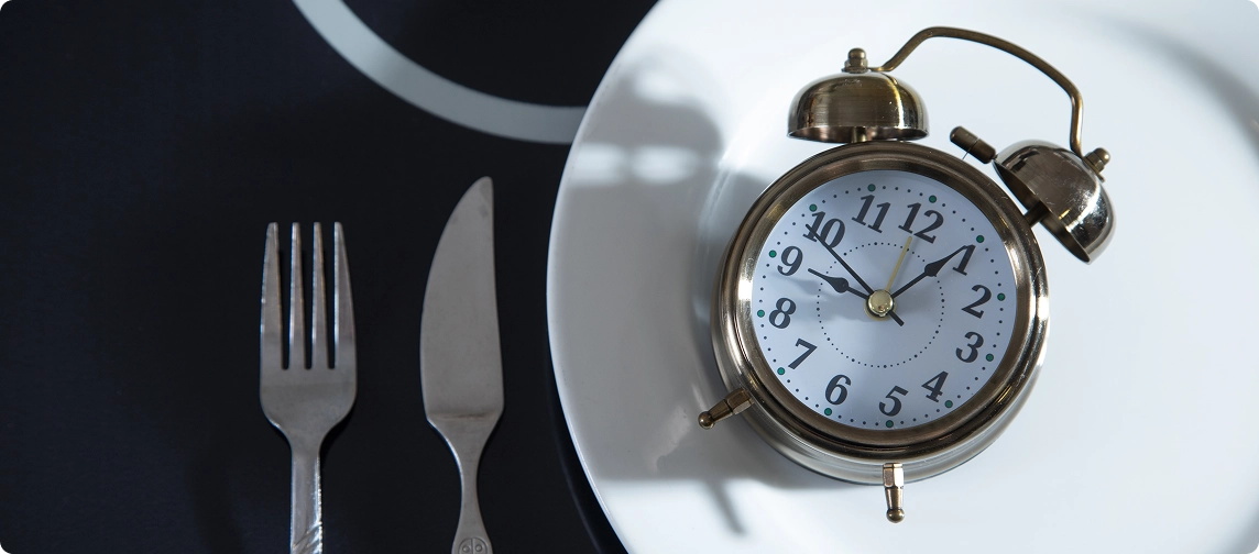 plato con tenedor cuchillo y despertador