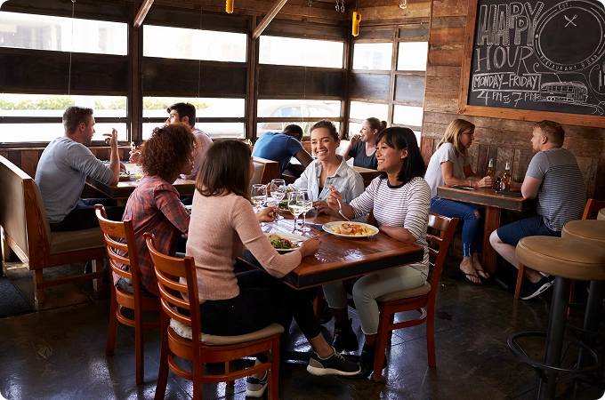 grupo de personas comiendo en restaurant