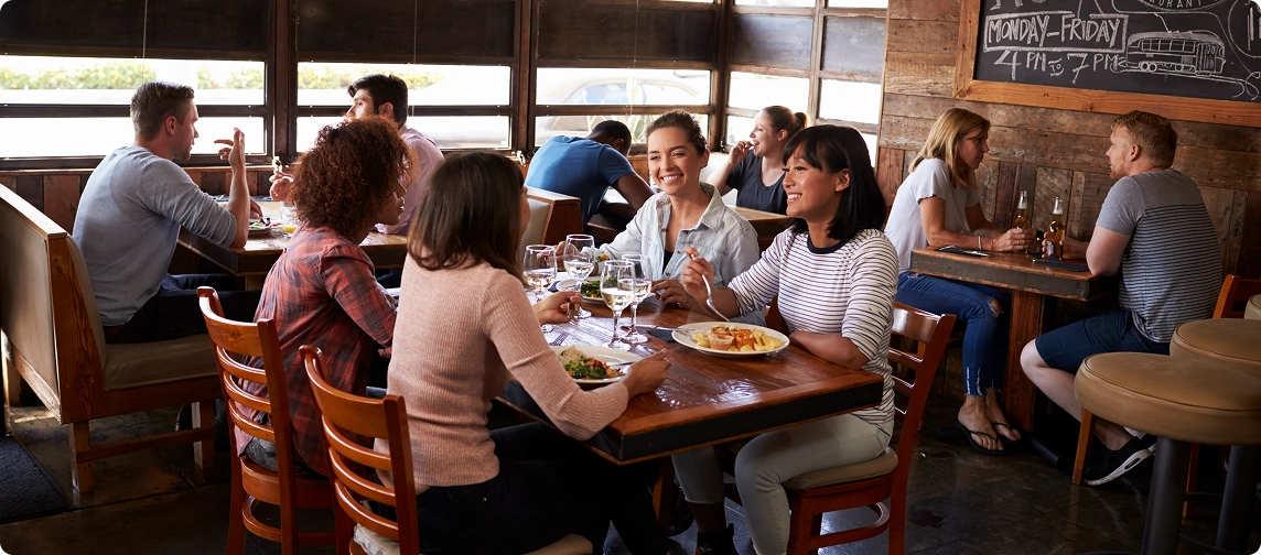 grupo de personas comiendo en restaurant