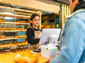 cajera anotando orden en pos toteat panaderia