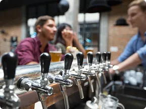 interior de cerveceria con clientes