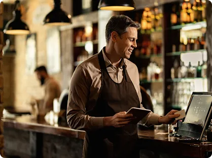 garzon usando pos en restaurant