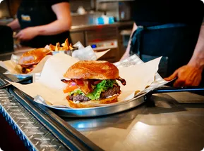 hamburguesa servida en local de comida