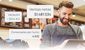persona calculando reporteria en restaurante