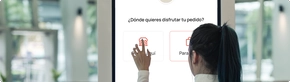 persona interactuando con el kiosco de autoatencion
