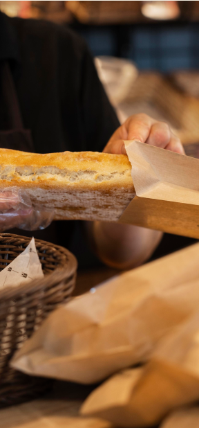 persona metiendo pan en bolsa