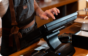 persona usando pos para restaurante